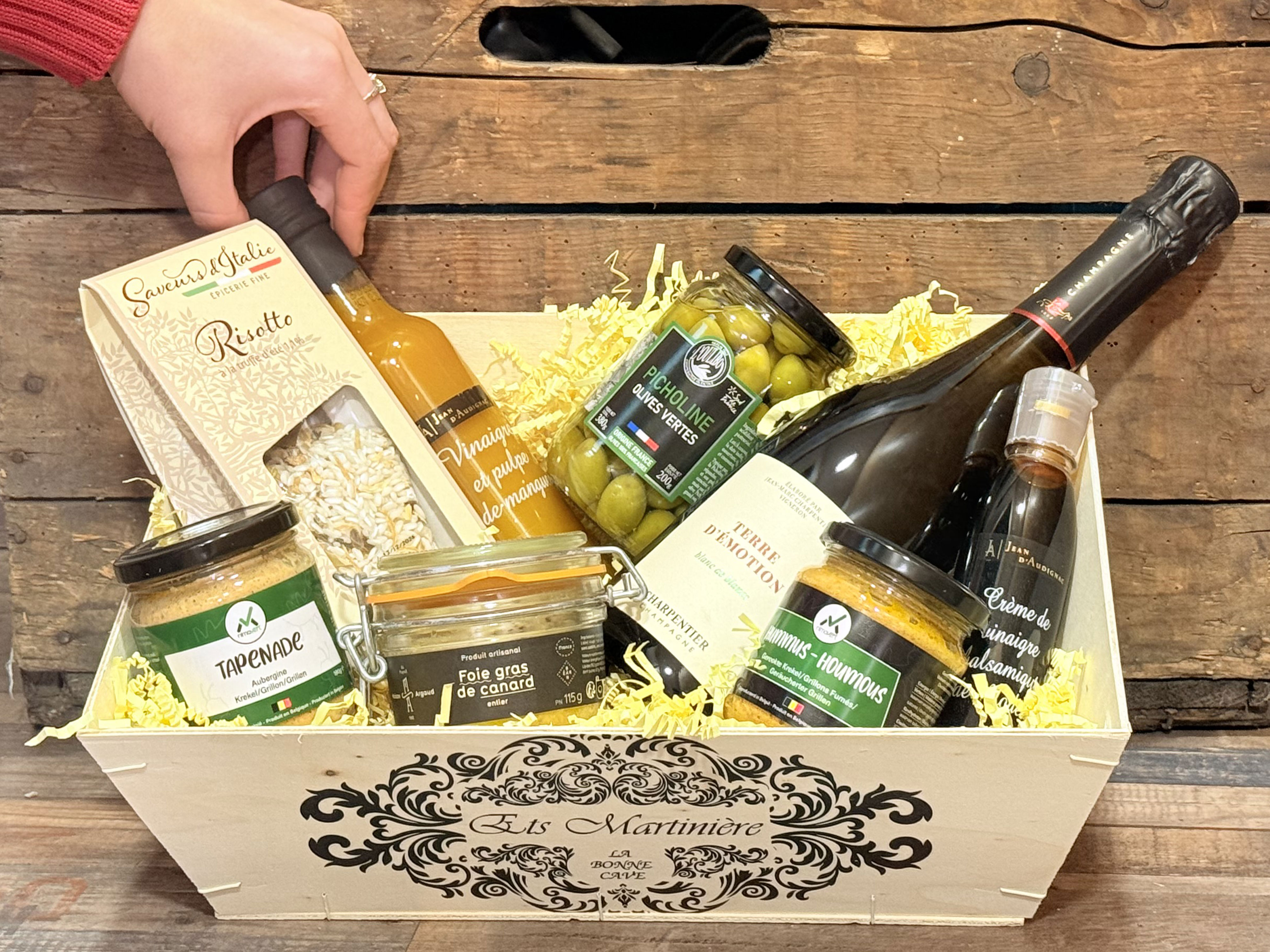 Panier-garni-vin-blanc-et-produis-du-terroir