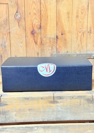 boite-noire-fermee-avec-etiquette-cave-martiniere